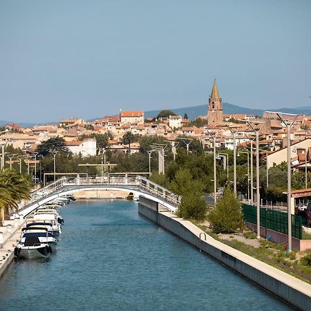Appart' Au Port Apartment Frejus Bagian luar foto