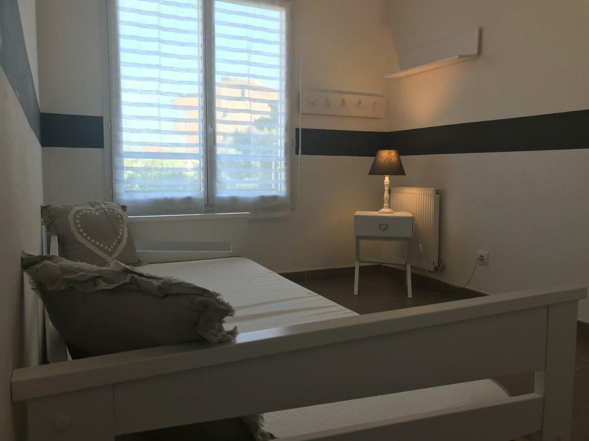 Appart' Au Port Apartment Frejus Bagian luar foto