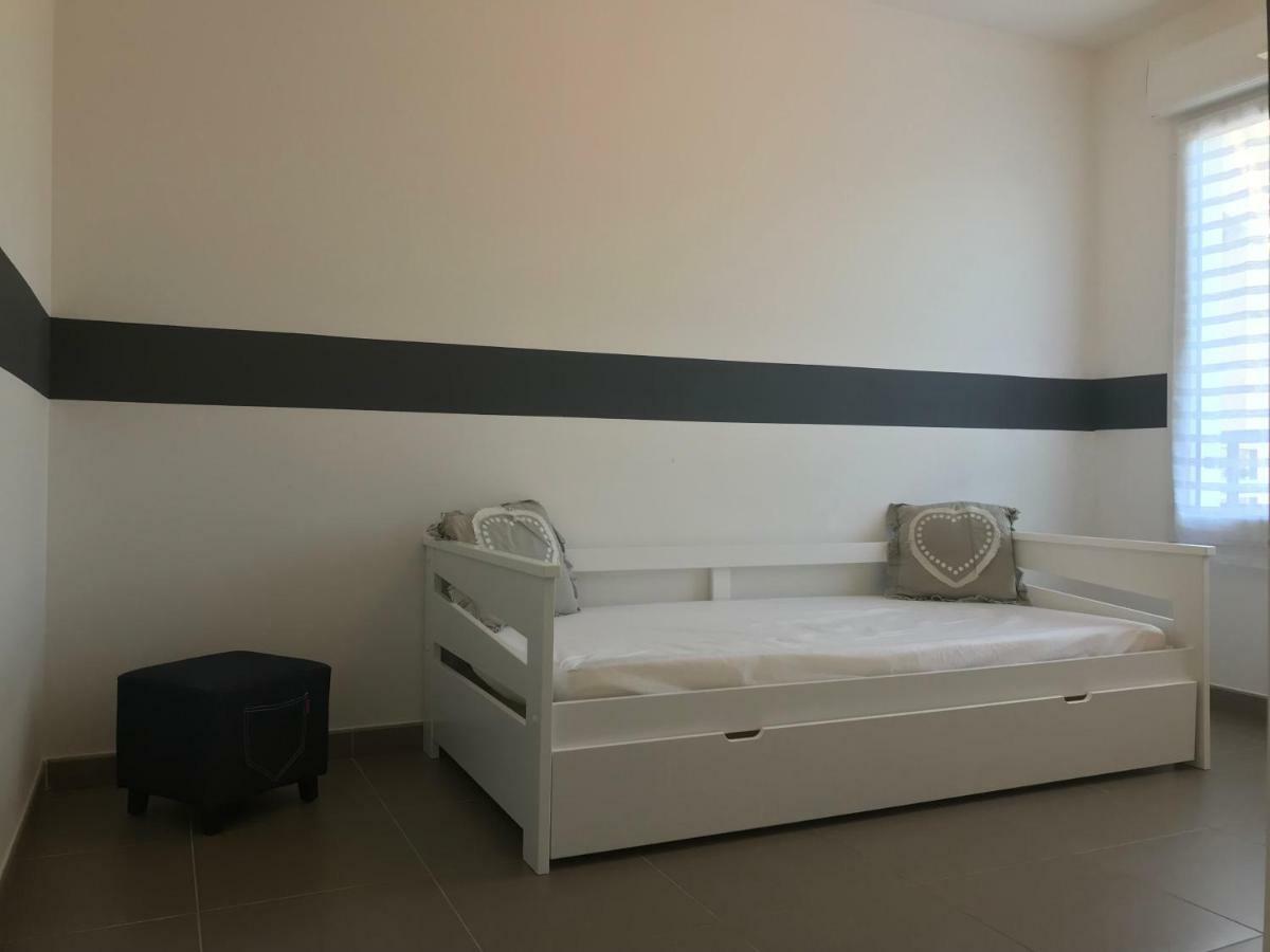Appart' Au Port Apartment Frejus Bagian luar foto
