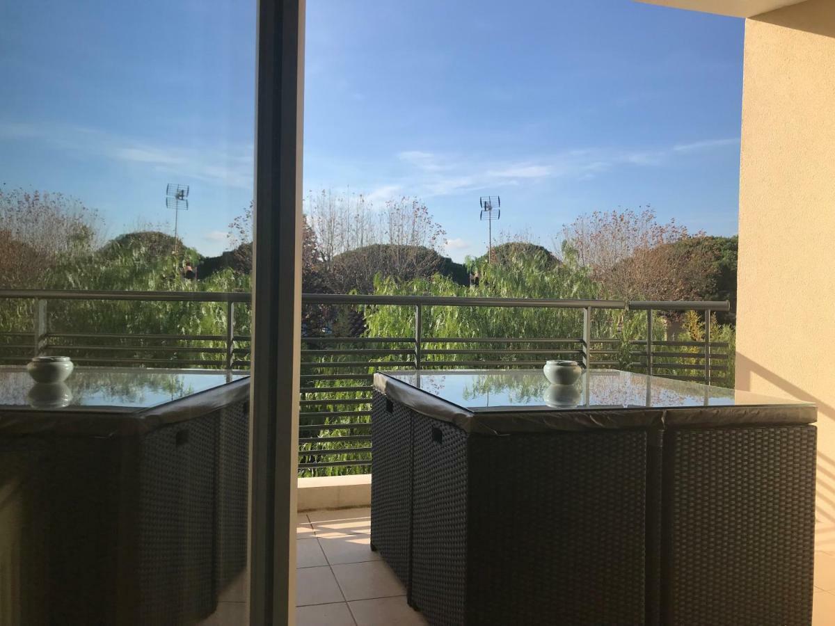 Appart' Au Port Apartment Frejus Bagian luar foto